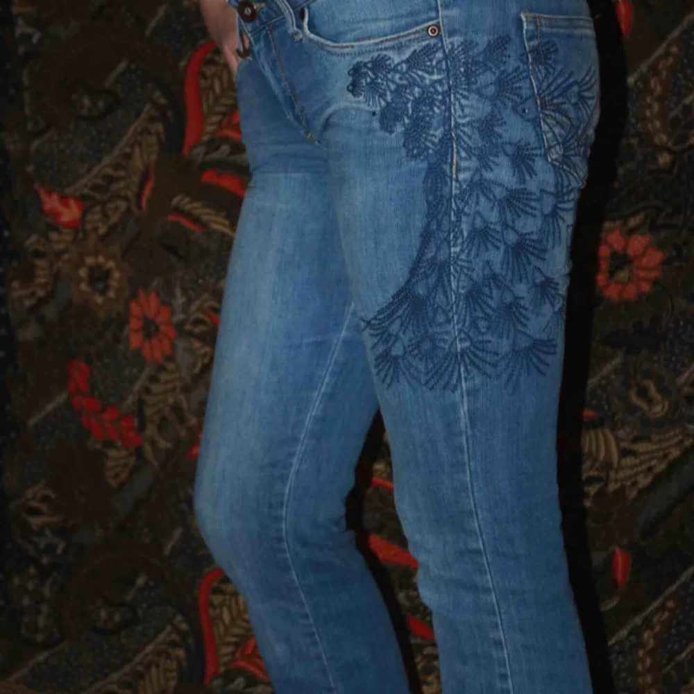 Jeans med mönster på sidan och där bak, 50kr  Märke only jeans  Storlek 165/68A (Ganska små) Köparen står för eventuell frakt🥰  . Jeans & Byxor.