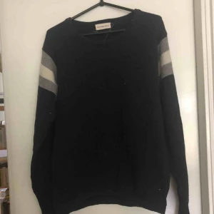  - Stickad tröja från universal works