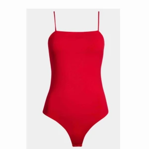  - Röd enkel men fin body från bikbok.  Säljer en i XS samt en i S så hojta vilken du vill ha 🥰🥰  Knappt använd så i bra skick.  Frakt: 39kr (S är såld) 