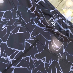  - Splitternya Even&odd träningstights  Svarta med vita mönster  Hög midja  Bekvämt material som är är lätt att röra sig i, passar därför perfekt till bland annat yoga/gym eller bara som mysiga vardagsleggings 