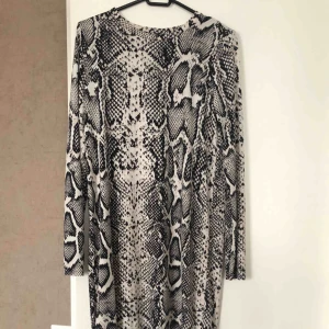  - Nyskick klänning från Gina tricot använda bara 1ggr köparen står för frakt!