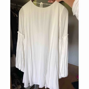  - Vit klänning ifrån zara. Sparsamt använd. Storlek M. Köparen står för frakt 