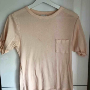  - Persikofärgad ribbad topp.  30 kr + frakt. 🌸 Plagget tvättas & stryks innan försäljning.