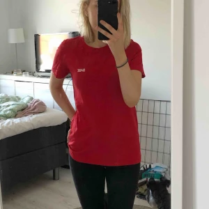  - Enkel t-shirt från NAKD med tryck på bröstet.  Köpt förra sommaren, sparsamt använd då den var lite för lång för min smak.  Nypris: 179kr, mitt pris: 30kr + frakt.