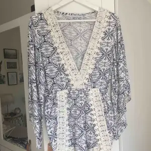 Helt oanvänd jumpsuit från märket Xenia. Vit/blå med vita spetsdetaljer. Storlek L/UK 12. Nypris ca 400. Hämtas i Malmö alt. står köparen för frakt. Fler bilder: https://www.xeniaboutique.com.au/collections/playsuits/products/snowflake-playsuit-navy-1