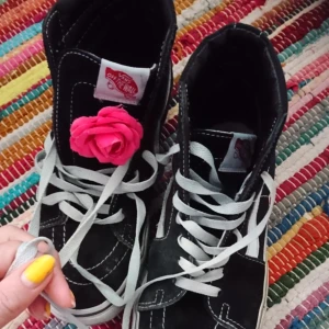  - Vans liten 39. Har aldrig använt dem själv då de var för små. Inte så slitna förutom lite mörk sula. 