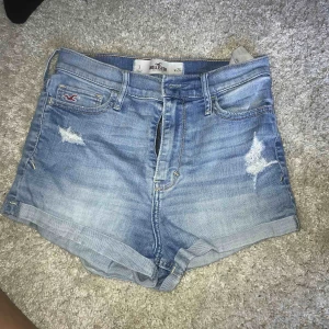  - Hollister shorts i fin högmidjad modell 