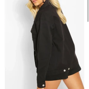 Grå jeans jacka - Svart jeans jacka som blirvit ”urtvättad” till en mer grå look. Oversize Mosel i storlek 36.90+ frakt