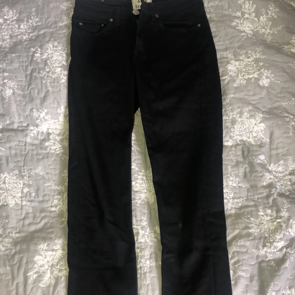 Svarta jeans från Acne Studios. Storlek 25/32 Knappt använda . Jeans & Byxor.