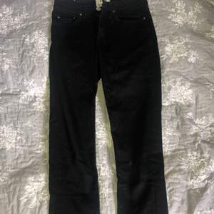 Svarta jeans från Acne Studios. Storlek 25/32 Knappt använda 