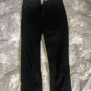 Jeans Acne Studios  - Svarta jeans från Acne Studios. Storlek 25/32 Knappt använda 