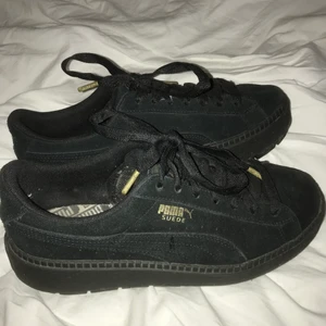 Puma plattform sneakers  - Säljer dessa populära plattform-sneakers från Puma, perfekta i sommar. Gissar på att dem är använda ish 10 gånger så skicket är fint. Nypriset på scorett är 1200 kr. Skriv för fler bilder, pris kan diskuteras 💞 