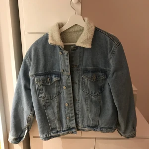 Oversized jeansjacka - Oversized jeansjacka från brandy melville med ludd på kragen. Passar till höst och vår. Fint skick 