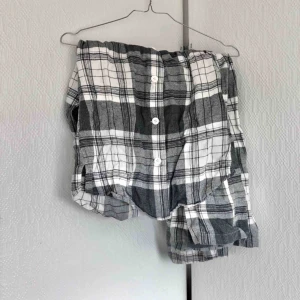  - Jättefint rutigt pyjamasset från Lindex. Rätt använt men forfarande helt och rent. Frakt tillkommer om det ska skickas.