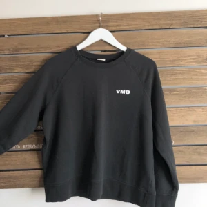 Collegetröja  - Skit fin collegetröja från Vero Moda. Tyvärr inte min stil längre men tröjan är i bra skick och passar för en S