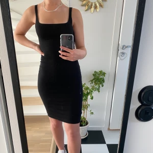 Basic fin klänning  - En svart basic klänning med en liten slits där bak🌷. Sitter perfekt på. Klänningen är ifrån zara och är i storlek s💛. Köparen står för frakten🌸