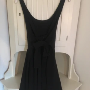 Klänning - Svart klänning med knyte i ryggen