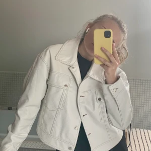 PU-jacka från Topshop - Säljer denna PU-jacka från Topshop i storlek 44. Jag är en small/medium i vanliga fall och denna är bra oversized på mig! Inga defekter då den är använd typ 3 ggr. 250 kr + frakt. 