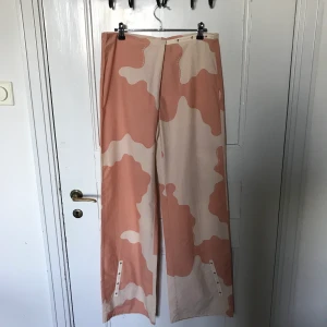 FENDI byxor sjukt snygga!!  - Älskar dessa byxor men de är lite för små för mig. Oanvända! Perfekta för sommaren. 