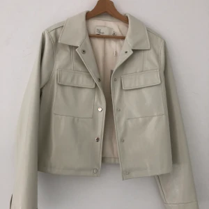 Lack-jacka  - oanvänd jacka i lack/PU. strlk 36💕