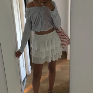 Vit volangkjol - MIN ABSOLUTA FAVVOKJOL är tyvärr för liten för mig, så därför säljer jag nu den. Den är väldigt populär och slutsåld överallt. Passar både XS/S o nästan M pga stretchen. Från H&M. BUDGIVNING