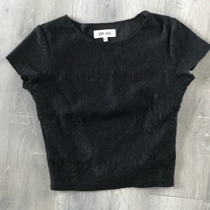 Fin fest-topp - Topp som passar bra till fest med dragkedja i sidan, materialet syns bäst på sista bilden. 