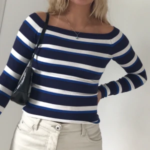 Off shoulder topp - Randig topp från H&M som går att ha både off shoulder och ”vanligt”. Storlek xs men är stretchig så passar även small. 