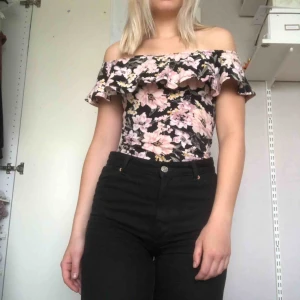  - Funkar som både off shoulder och inte, fin sommar topp som knappt är använd. Bara fråga om ni vill veta något!🍀