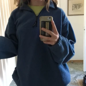 ljusblå fleece - jättebra skick perfekt för sommarkväll, har en resår längst ner så man kan dra åt den så den passar olika storlekar 💕💕