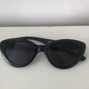Cateye Sunglasses - Cateye solglasögon som är super snygga nu till sommaren. Bra skick och använd fåtal gånger. Priset kan sänkas.