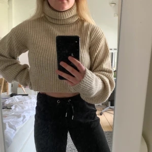 Mysig croppad polotröja från Na-kd - Croppad polotröja från Linn Ahlborgs kollektion med Na-kd 💓 Köpt här på Plick men den var tyvärr för kort för mig💓 Köparen står för frakten, buda gärna