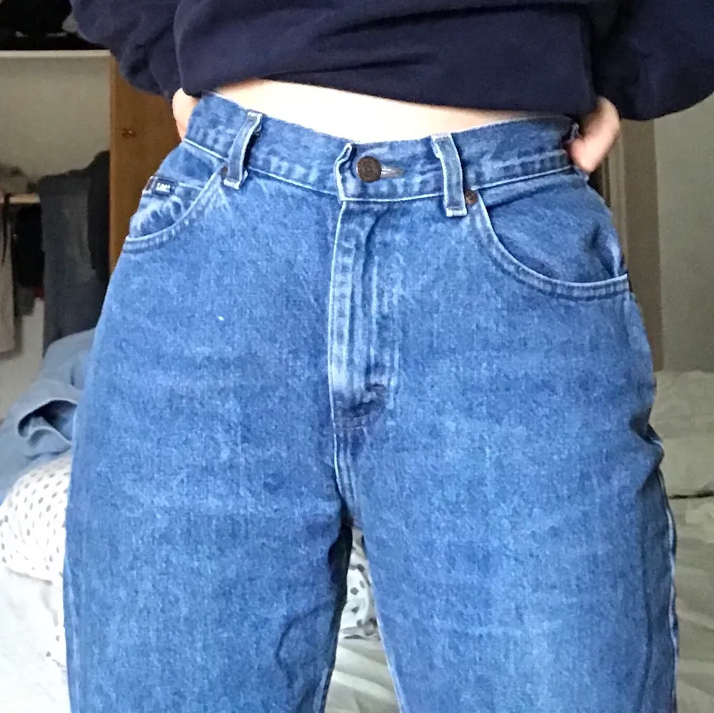 Jätte bekväma snygga mom jeans köpta second hand för lite mer än 2 år sen. Inte alls slitna och sitter perfekt! . Jeans & Byxor.