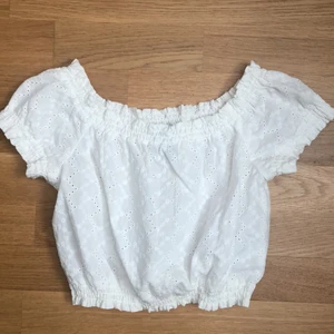 Somrig vit off shoulder crop-top - En väldigt söt liten crop-top som tyvärr inte kommer till användning. Väldigt fint skick och perfekt nu till sommaren🌸 | den har stretchiga sömmar och passar därav de flesta även om du har en storlek större/mindre | Fraktkostnad på 24kr tillkommer