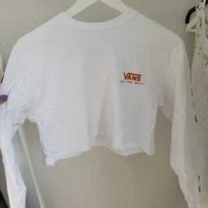Croppad vans tröja - Skit cool croppad långärmad tröja från vans! Fint skick, säljer då jag inte fått någon användning för den. Liten frakt tillkommer!!