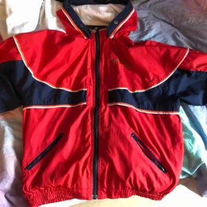  - Vintage Umbro vår jacka, i väldigt bra skick,köpt på second hand, sitter ganska oversized så de är najs. Sitter lite längre ner en midjan på mig och jag är 165 lång 