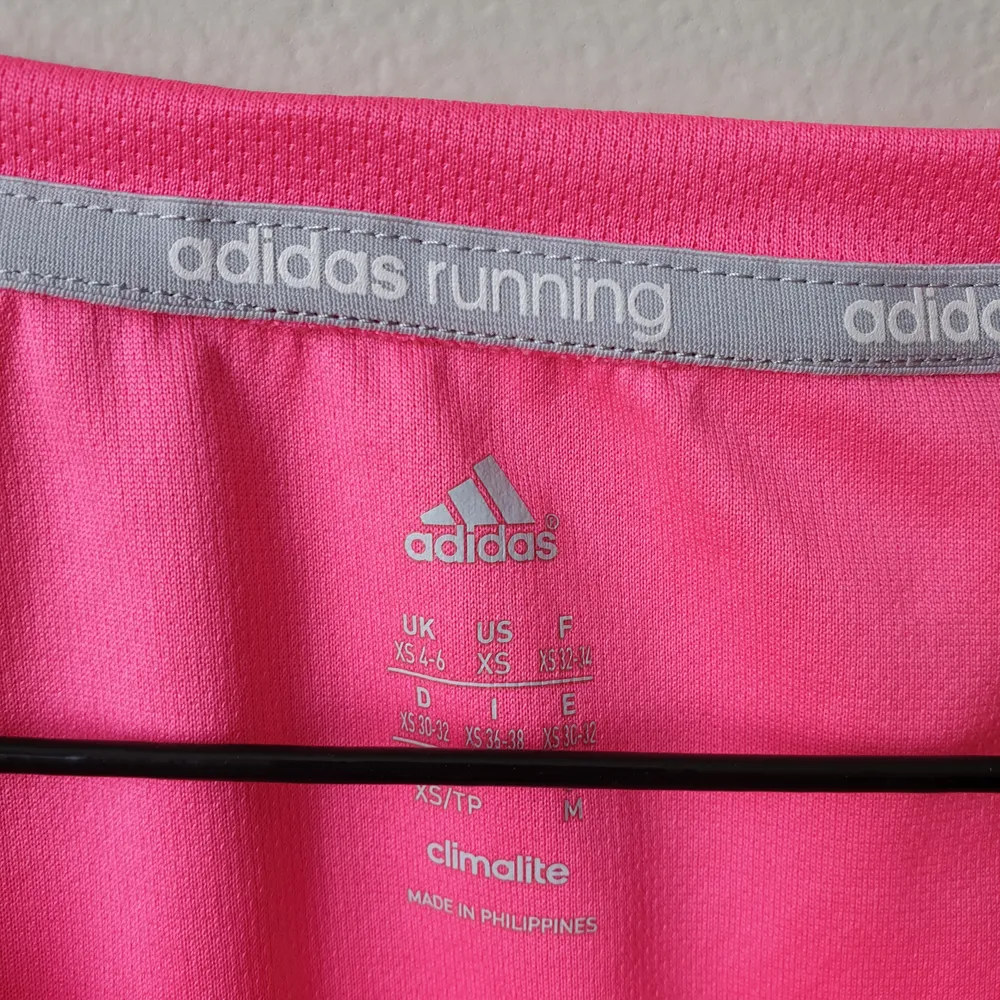 Rosa tröja från Adidas för löpning eller annan träning. har en fläck, se bild. syns inte jättetydligt men därav det låga priset ;) Storlek XS / 34 Använt ett fåtal gånger. Hämtas i Hägersten, Liljeholmen eller Södermalm. . Hoodies.