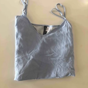  - Somrig blå/vit randig vringat linne, säljer pga för litet. Fler bilder kan skickas!♻️💖passar xs & liten s. Banden går att justera!!))