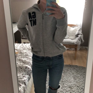 Gant hoodie - En fin ”hoodie” från gant som jag använt Max 3 gånger och är i jätte fint skick😊köparen står för frakten