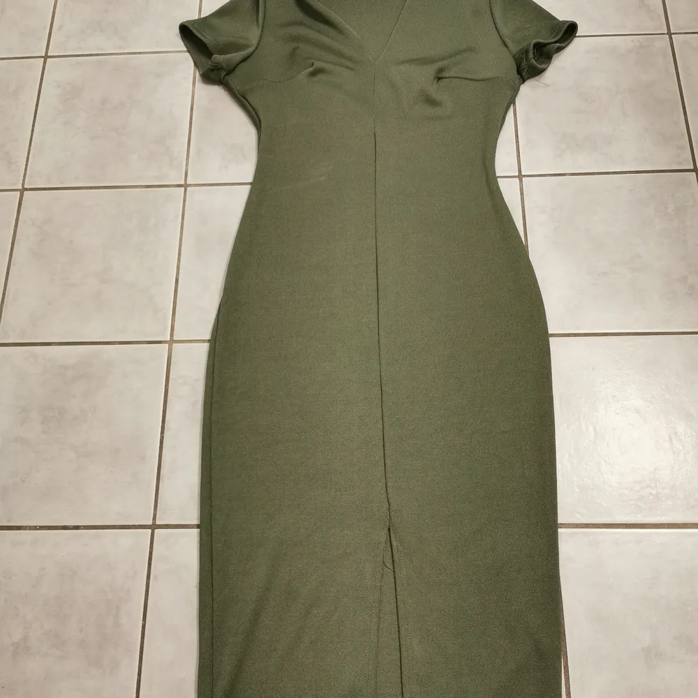 Grön klänning från nelly. Lite längre med slits där fram (se bild) storlek s . Klänningar.