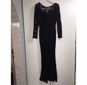  - Elegant svart maxiklänning i spets. Djup V-ringning i ryggen. Oanvänd. 