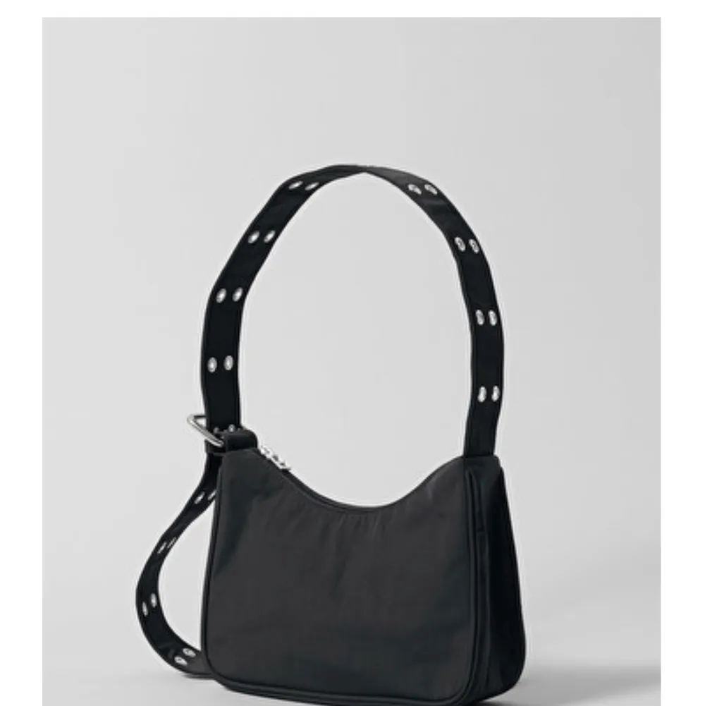 En svart cool väska från Weekday. Använd fåtal gånger, jättefint skick☺️ Nypris: 350kr mitt pris: 150💗💗. Väskor.