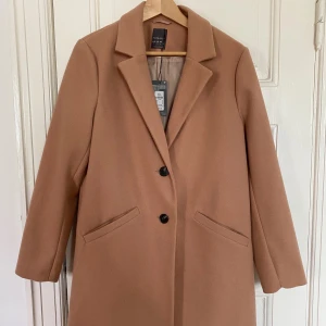 Beige kappa - Kappan är oanvänd med prislappen kvar. Storlek 40 men jag som vanligtvist har 38 tycker den sitter bra. Det är bara o skriva om du vill ha fler bilder! :) Frakt = 63:- ✨