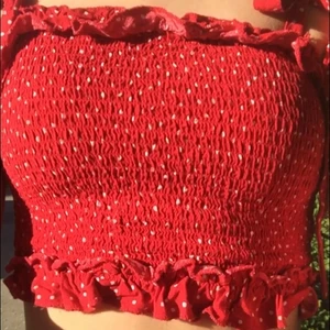 Röd crop top - Jättesött rött linne från New Yorker! Köpt förra året. Är i storlek xxs men den är väldigt strethig. Jag har vanligtvis xs.   Den har två band som man knyter upp i en rosett 60 kr + frakt, annars funkar det också att mötas upp i sthlm.🥰 