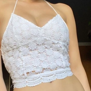 Vitt linne - Vit topp med spetsdetaljer från hollister💕 använd 2 ggr, strl xs. Bud: 90