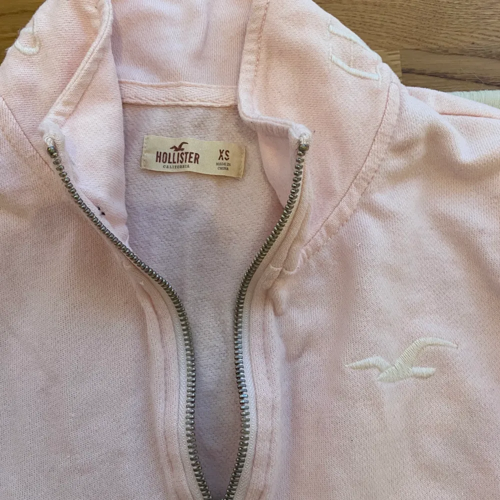 Säljer denna hoodie från hollister med en liten dragkedja. Färgen är ljusrosa och är i storleken XS. Jag säljer den för 130kr gratis frakt💕. Tröjor & Koftor.