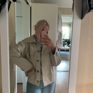 Skinnjacka från nakd - Riktigt snygg jacka från nakd. Lite overzised i storleken. Använd fåtal ggr. Strl S