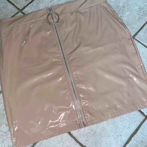  - En fin somrig kjol från Nelly trend använd 1 gång på resa, den är jätte skön och åker inte upp när man sätter sig utan den håller sig på sin plats, det går att röra sig i den ! Passar flera storlekar pågrund av att den är stretchig