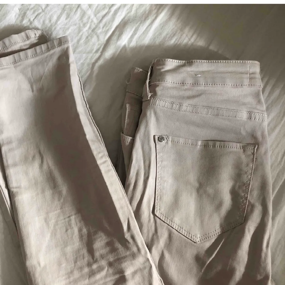 Vaxade vit-beiga jeans från Mango. Byxorna är skinny, men från och med vaden går de rakt ner. Sitter snyggt rumpan. Frakt tillkommer!. Jeans & Byxor.