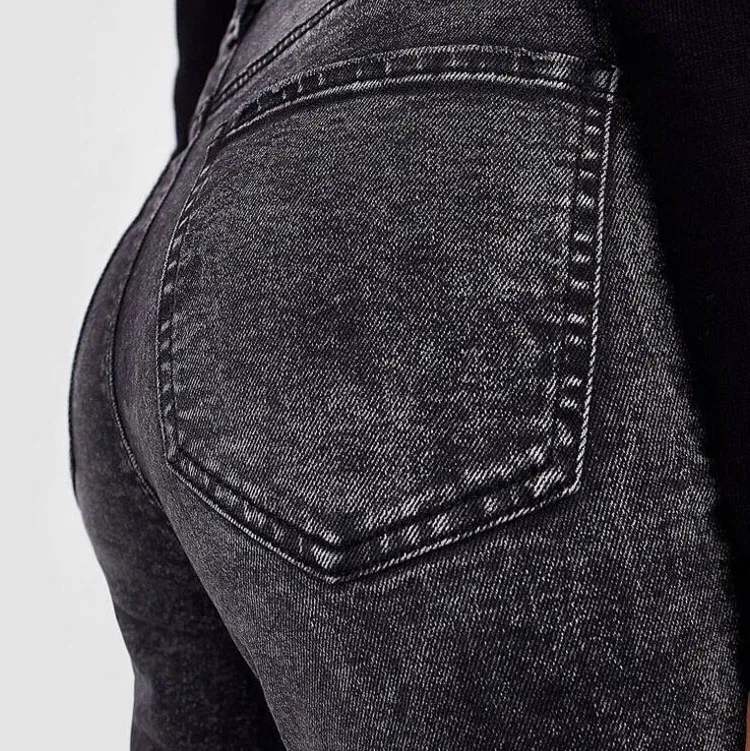 Sköna o stretchiga grå jeans från Stradivarius. Använda fåtal gånger så i mycket bra skick.🦋. Jeans & Byxor.
