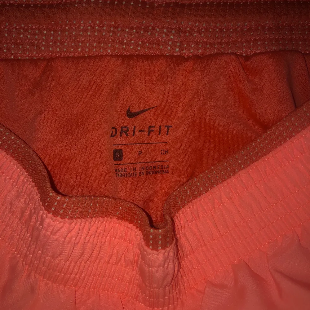 Träningsshorts ifrån Nike storlek s. Superfina verkligen i en rosa / peachfärg. Frakten ingår ej❤️. Shorts.